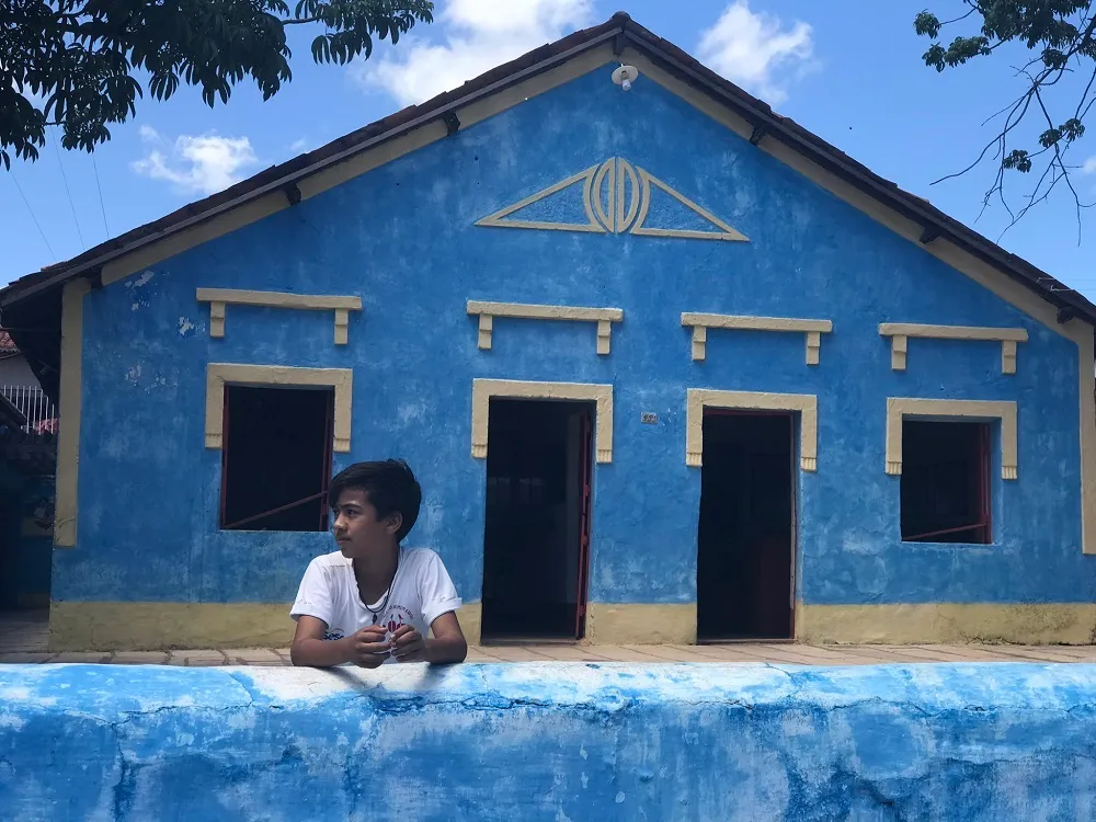 Aberta à visitação, a sede da Fundação Casa Grande abriga acervo com referências ao Cariri. Os guias são crianças e jovens do projeto  