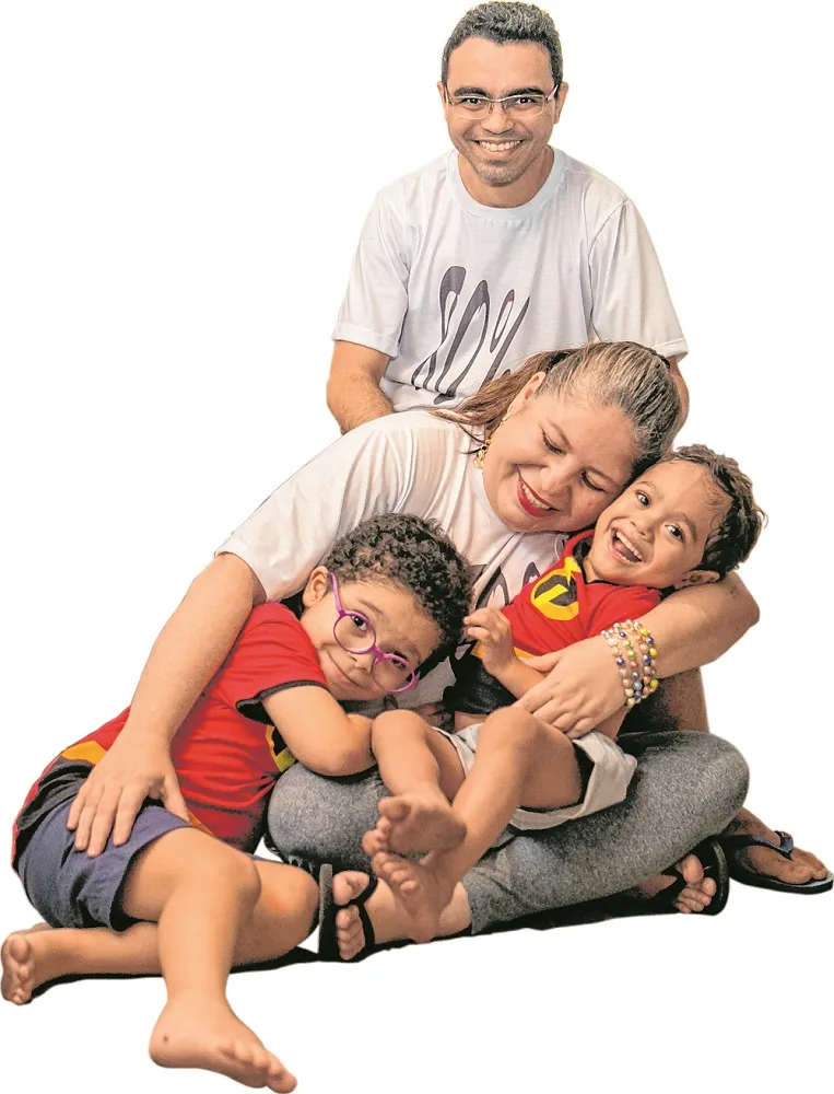 A chegada do sorriso imenso de Davi (à direita) completa a família de Peterson, Sandra e Samuel (à esquerda, de óculos) 