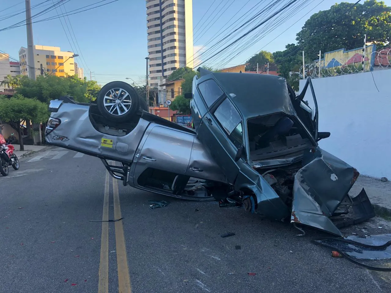 Hilux capota após bater em dois carros estacionados, no Bairro de Fátima