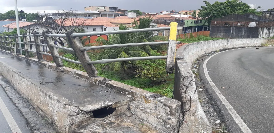 Ônibus atinge mureta de viaduto