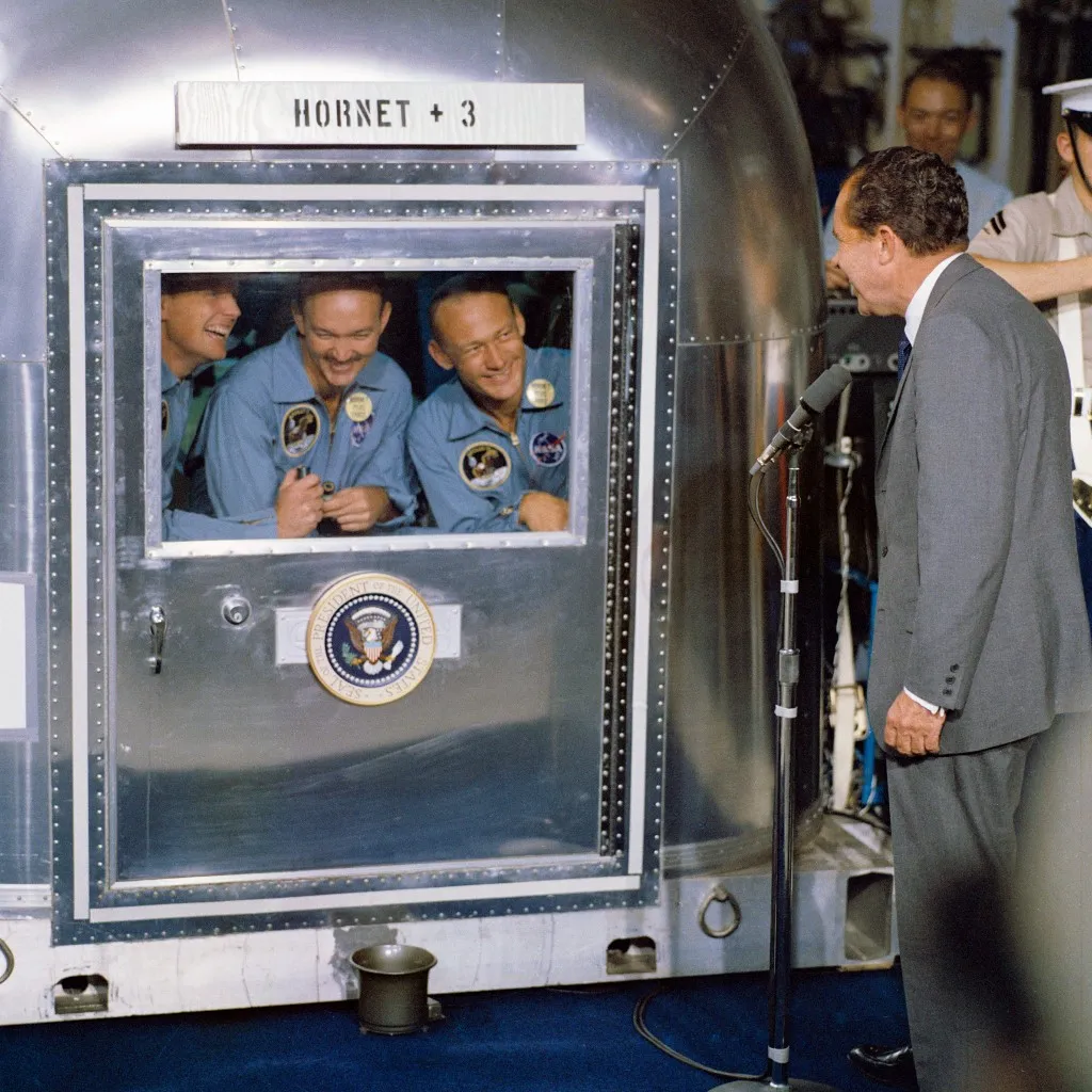 Presidente dos Estados Unidos Richard Nixon (R) recebendo os astronautas da Apollo 11 a bordo do USS Hornet