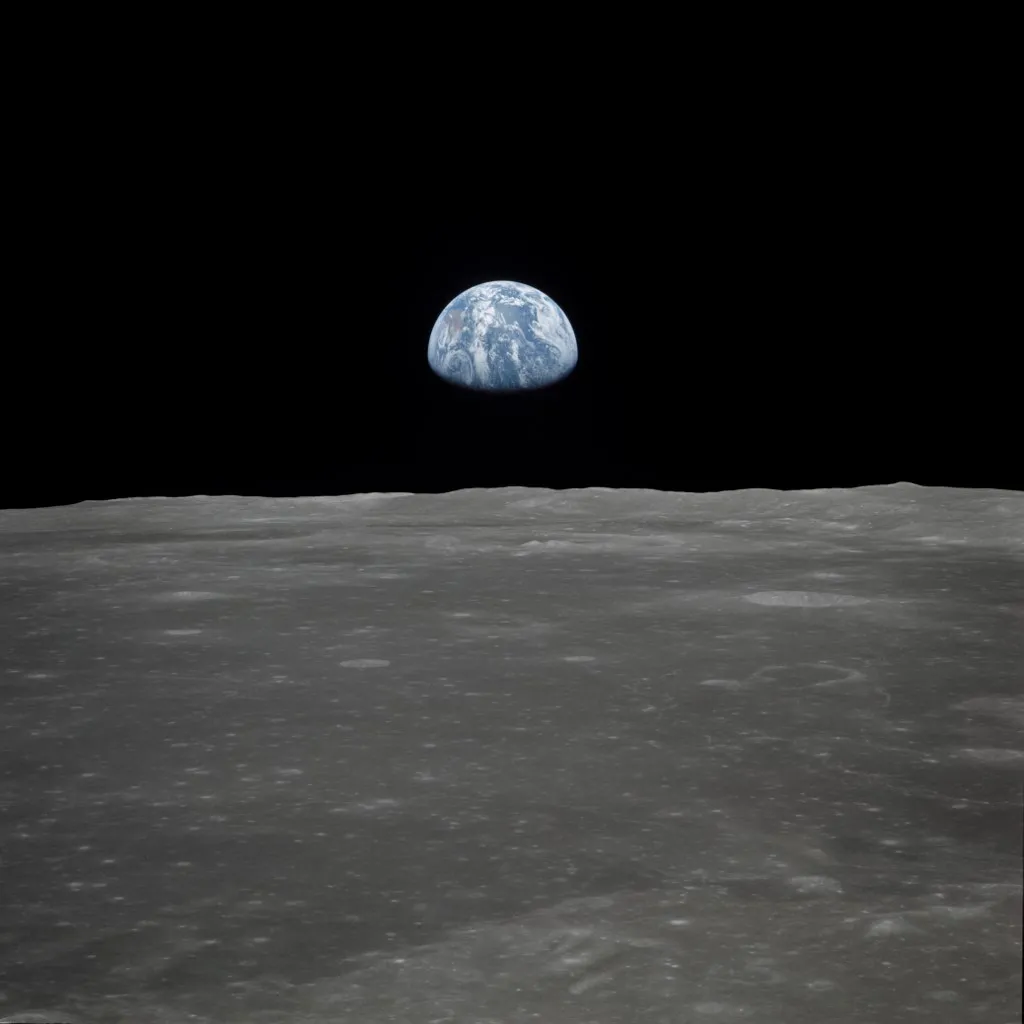 Foto tirada durante a missão mostra uma visão da Terra surgindo ao longo no horizonte lunar