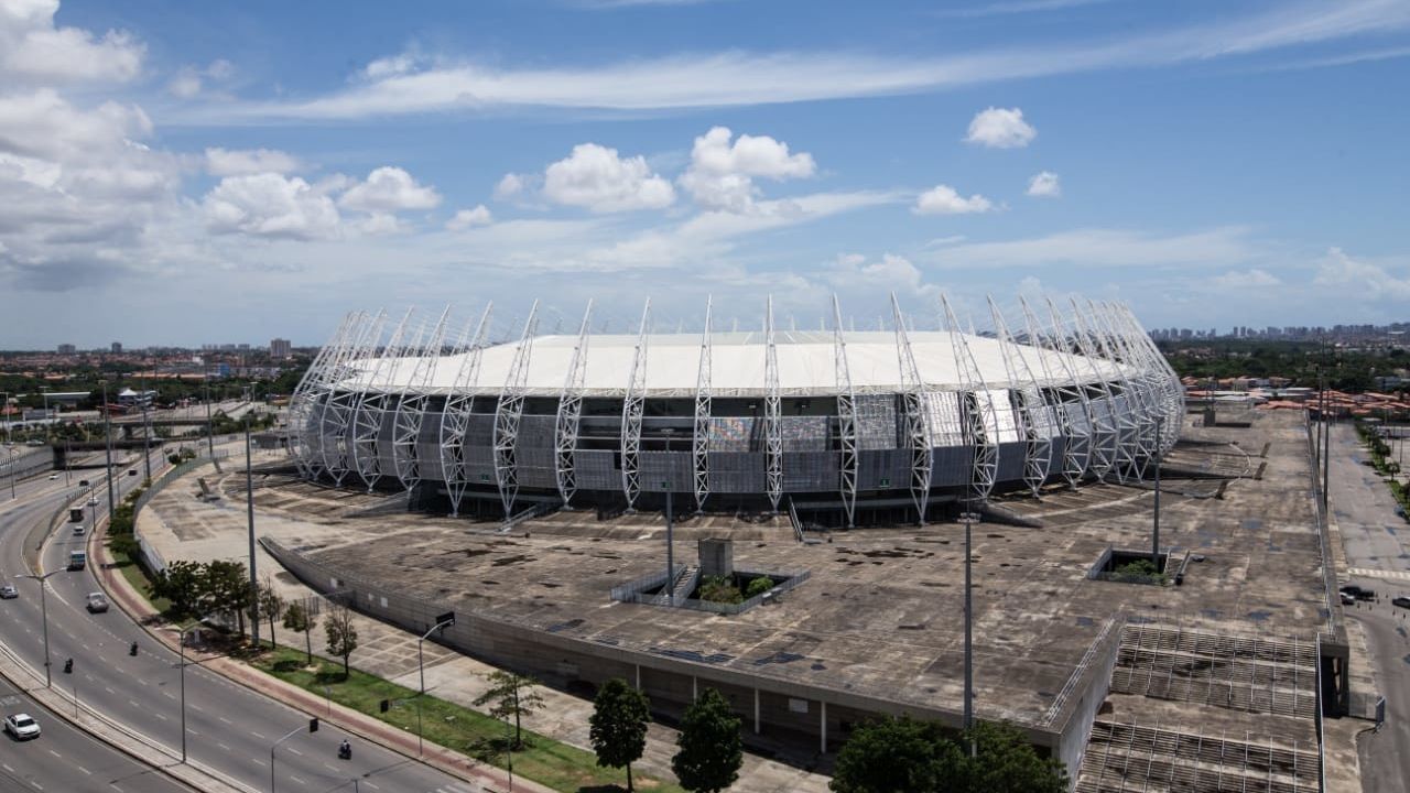 Imagem aberta da Arena Castelão e das ruas que circundam o estádio