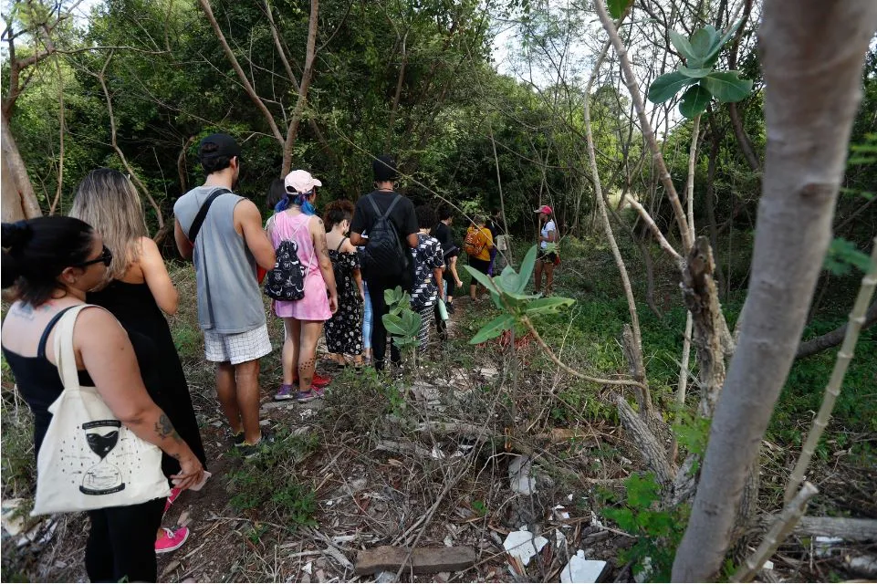Trecho de mata fechada da trilha pede silêncio dos visitantes. O cuidado se dá em respeito à fauna local