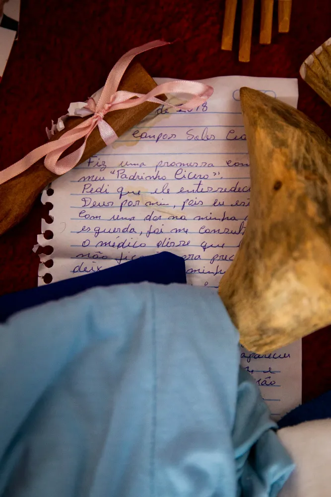 Cartas ficam espalhadas entre ex-votos, terços, remendos de roupas e fartura de objetos