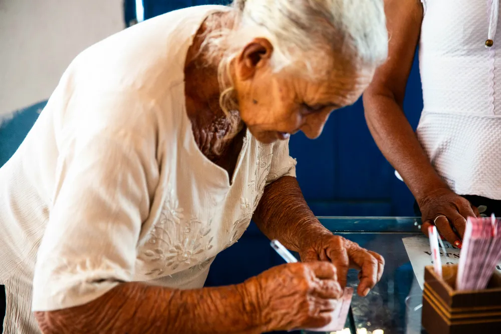 Fiéis lotam os espaços de culto a Padre Cícero em Juazeiro do Norte escrevendo cartas