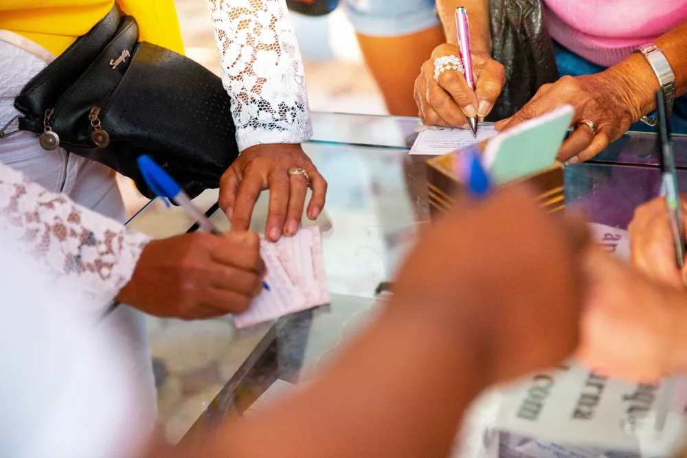 Para além das cartas, bilhetes também são assinados por devotos; papeizinhos ficam disponíveis em espaços para fiéis utilizarem
