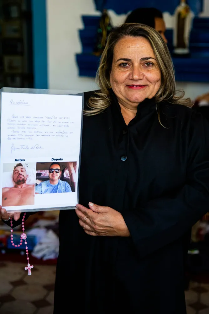 Inez Pereira com correspondência escrita pelo vizinho: fé traduzida em entrega