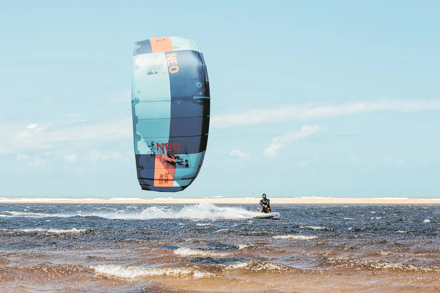 Imagem da notícia Surfin Sem Fim reúne atletas para velejos de kite no litoral cearense