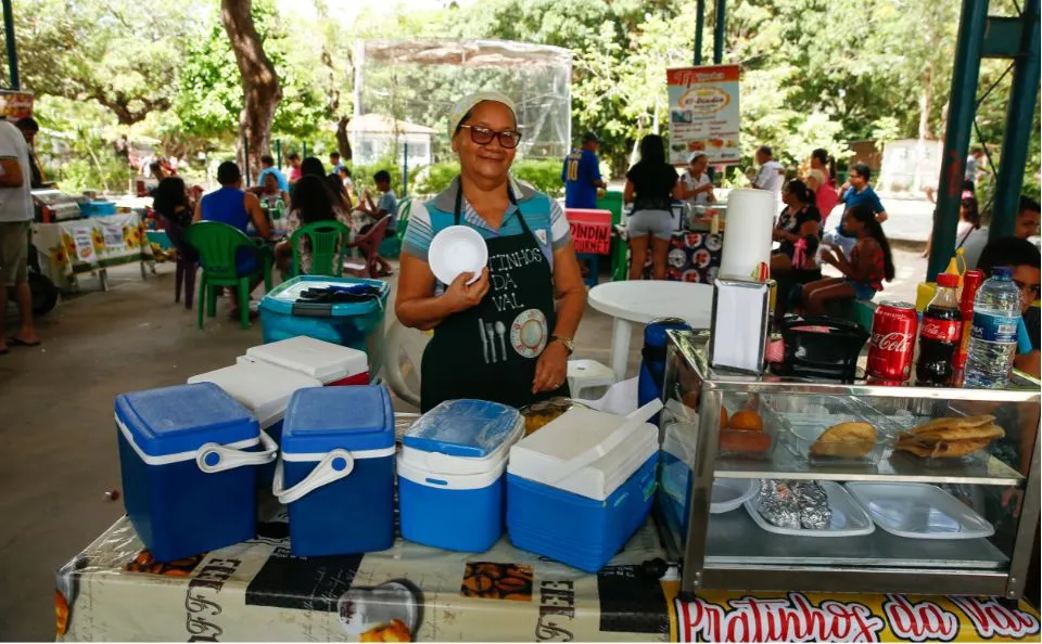 Dona Valdete prepara lanches para vender nos fins de semana no parque