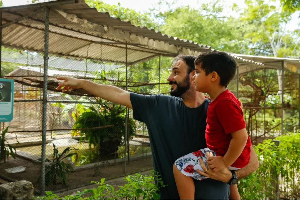 O administrador Emilson Assis esteve no zoológico pela primeira vez