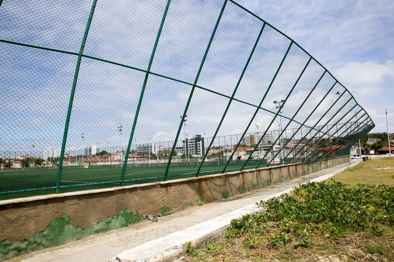 Alambrado de areninha fica encurvado após ventos fortes em Fortaleza
