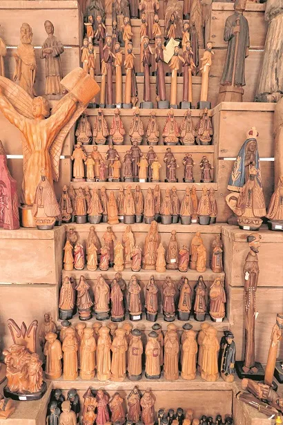 As imagens de santos esculpidas pelos artesãos locais estão entre os artigos mais procurados pelos turistas
