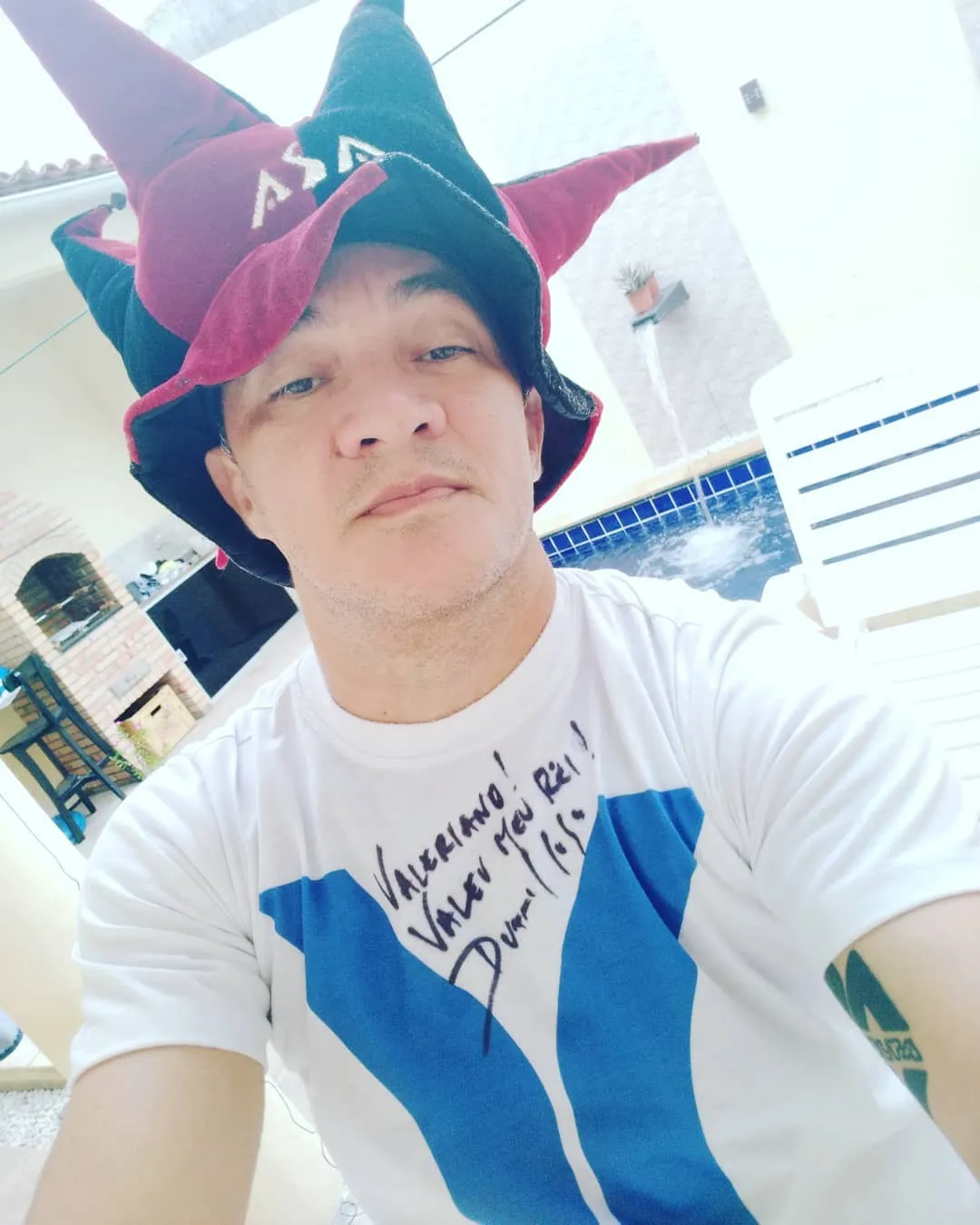O fã costumizou o chapéu em homenagem a banda 'Asa de Águia'