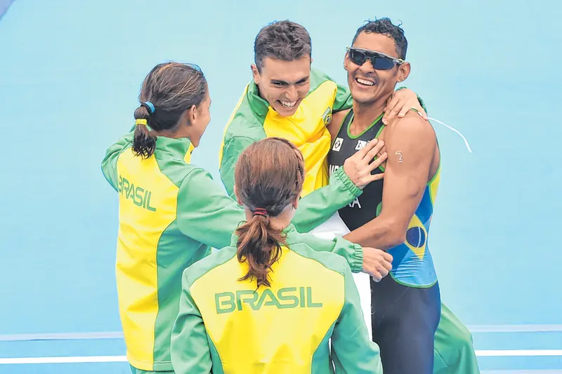 Imagem da notícia Triatlo do Brasil é ouro no Pan na disputa do revezamento misto