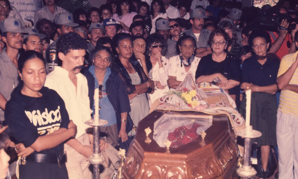 Registro do velório de Luiz Gonzaga, em Exu, com a presença do filho Gonzaguinha