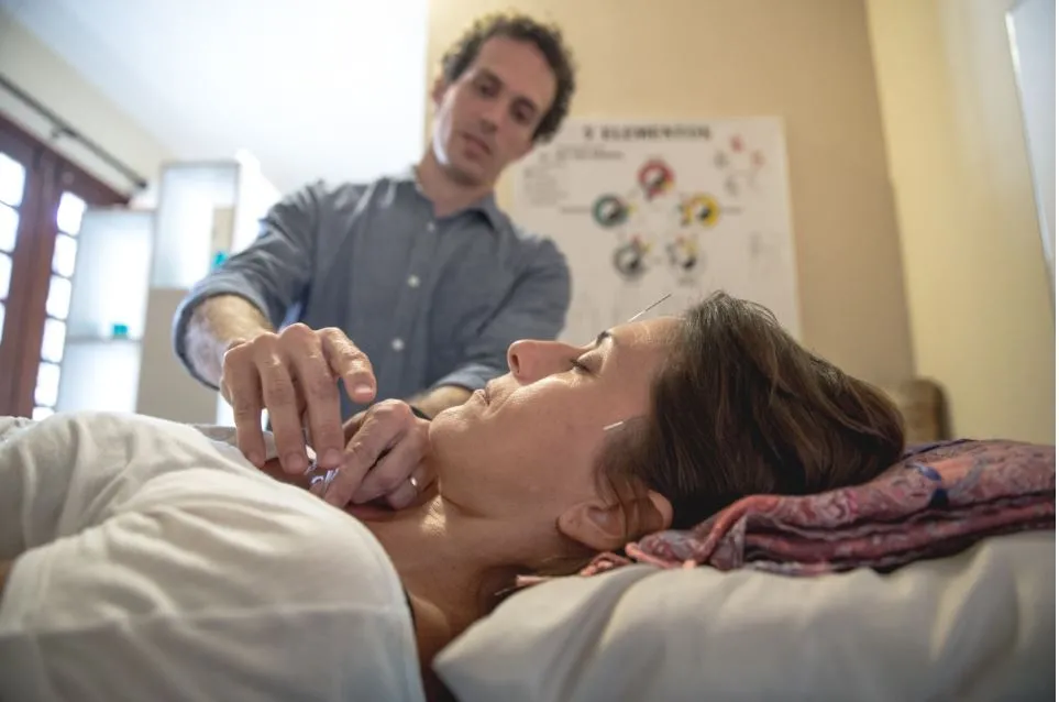 O terapeuta e acupunturista Bruno Aboim destaca a função da aplicação na prevenção de doenças 