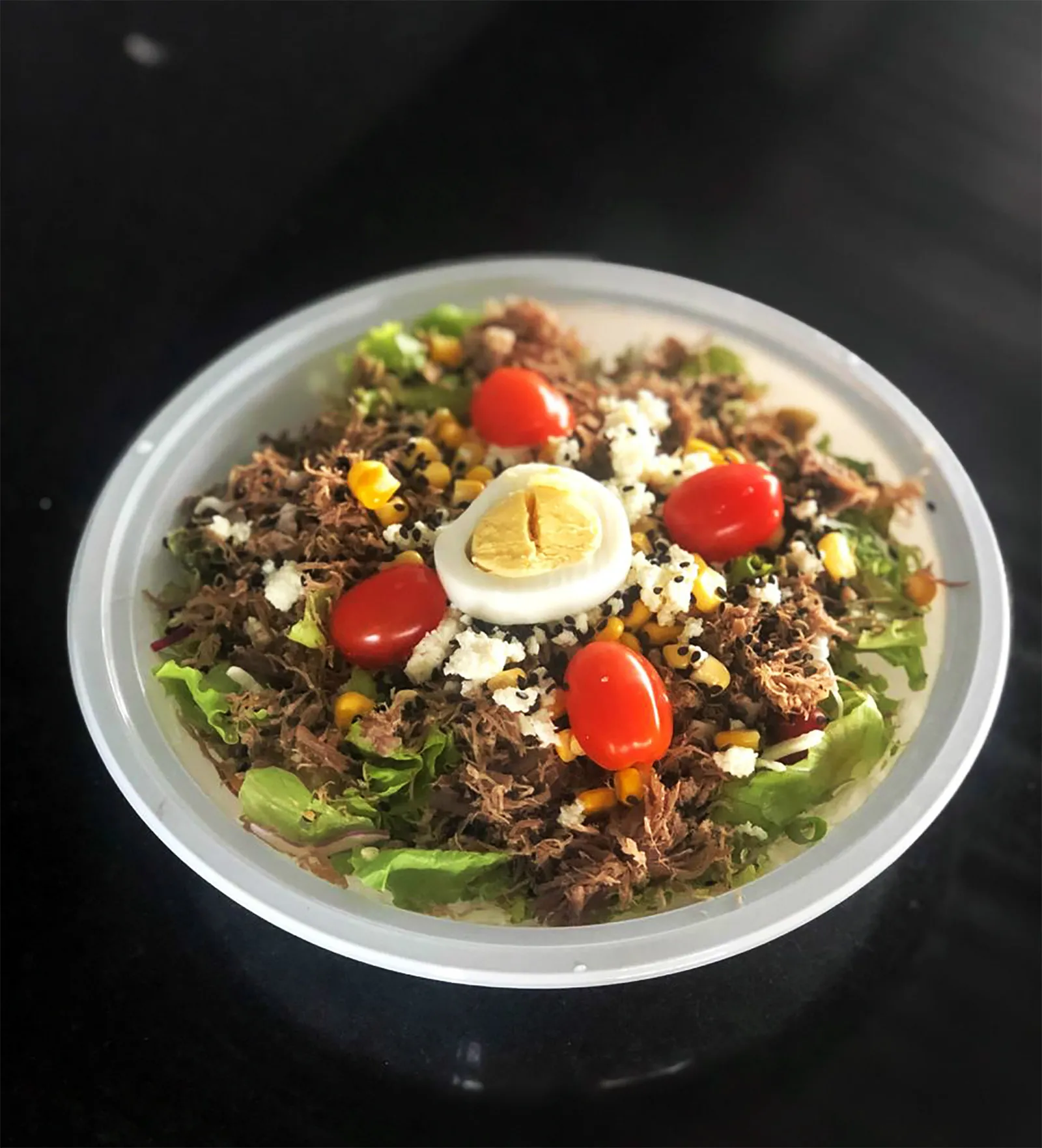O Crossfood oferece diversas opções de refeições acompanhadas de arroz integral