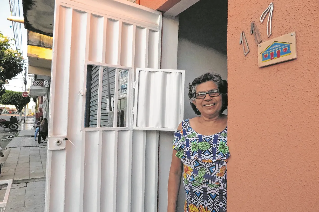 odas as pousadas recebem uma placa padronizada na frente da casa