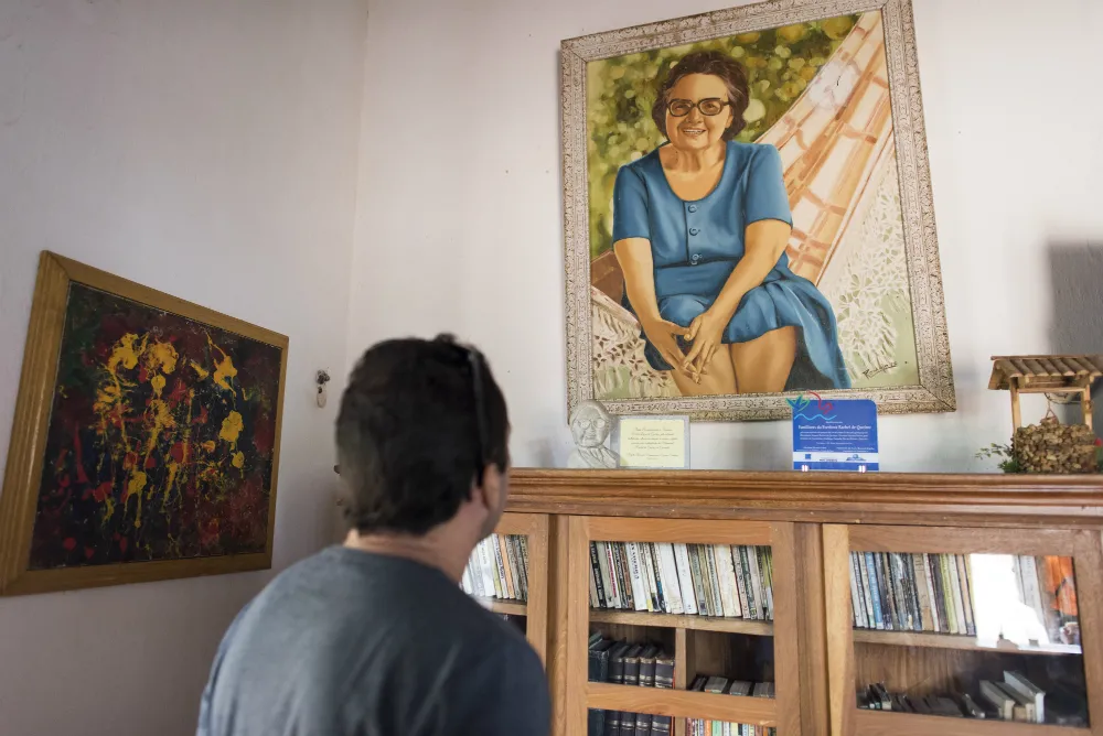 Na biblioteca de Rachel de Queiroz, livros, fotografias e pinturas dividem espaço