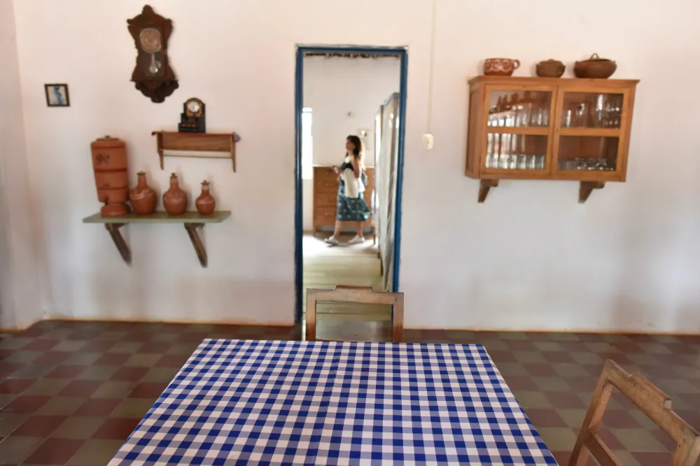 Na cabeceira desta mesa, na cozinha da fazenda, Rachel de Queiroz gestou duas obras