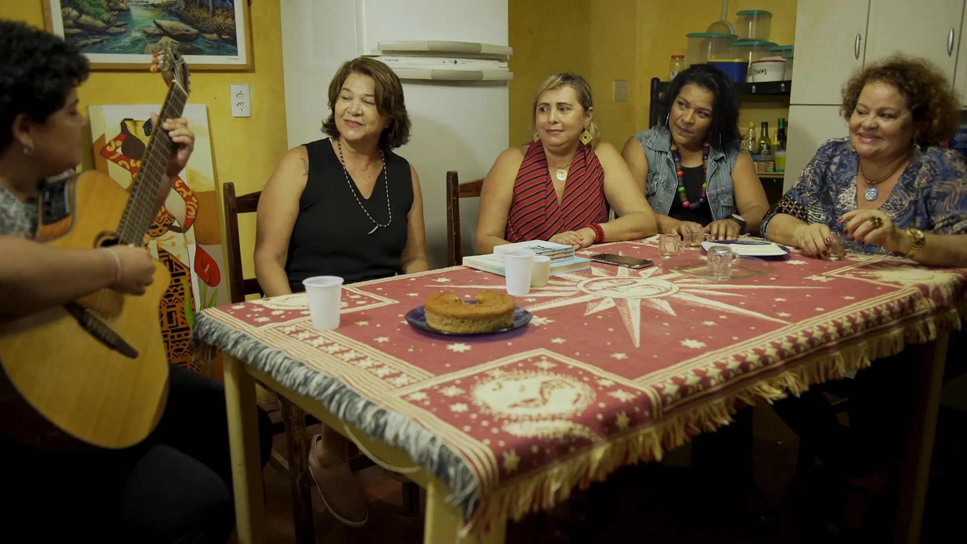 Cena do documentário mostra encontro das cantoras e troca de experiências  