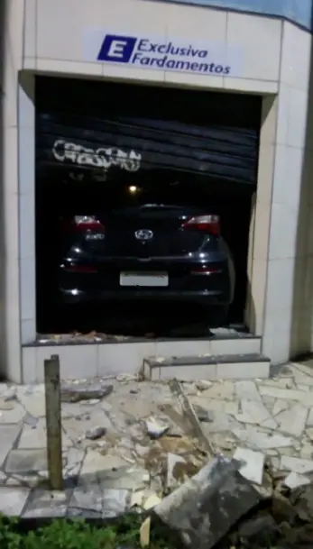 Imagem da notícia Após perseguição, automóvel invade loja de fardamentos na Rua Olavo Bilac 