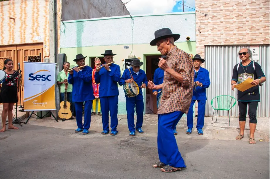Mestre Raimundo e a Banda Cabaçal dos Irmãos Aniceto se apresentam durante a inauguração do espaço