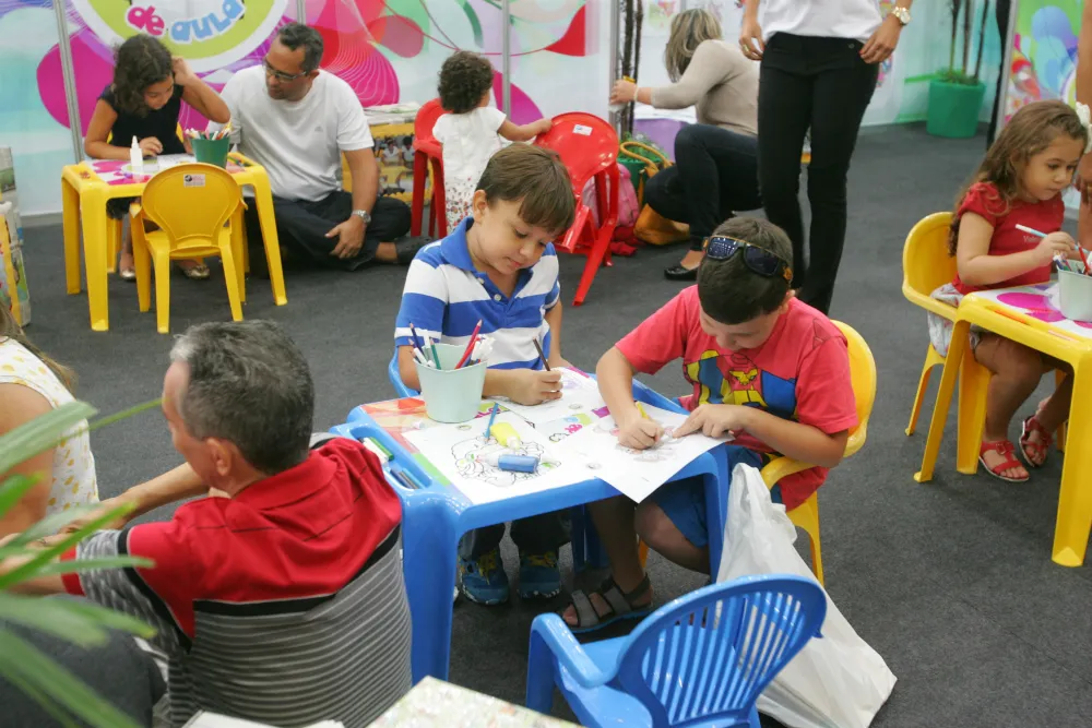 Espaço dedicado às crianças aproxima os pequenos e suas famílias das letras