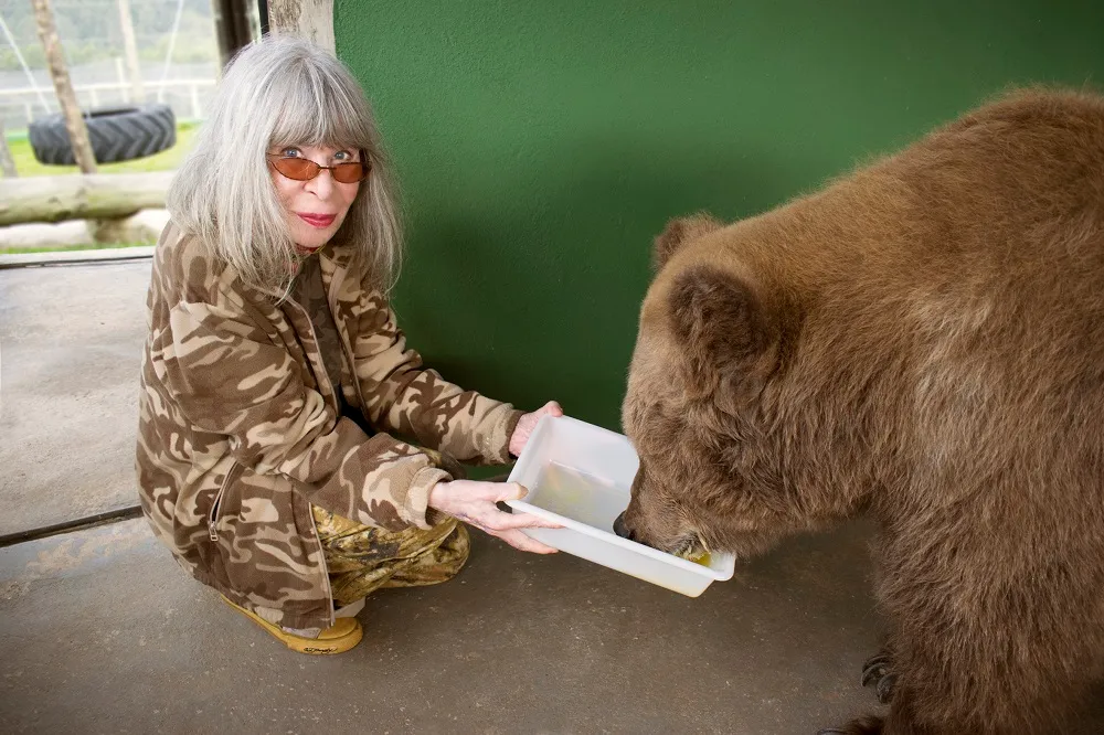 Rita Lee em visita à ursa Rowena no Rancho dos Gnomos, em São Paulo, em junho deste ano