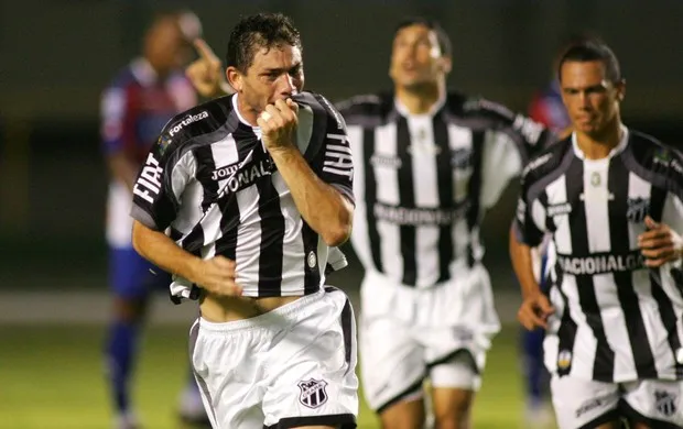 Pelo Alvinegro, Mota marcou 89 gols e é o 9º maior artilheiro da história do clube, ao lado de Ivanir.