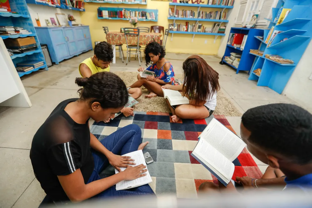 O universo das bibliotecas comunitárias também ganha destaque na Bienal, a exemplo da Biblioteca Mundo Jovem, no bairro Jardim Iracema