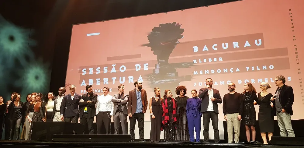 A exibição realizada na noite de sexta-feira (16) reuniu diretores, parte da equipe técnica e do elenco, incluindo a estrela Sônia Braga