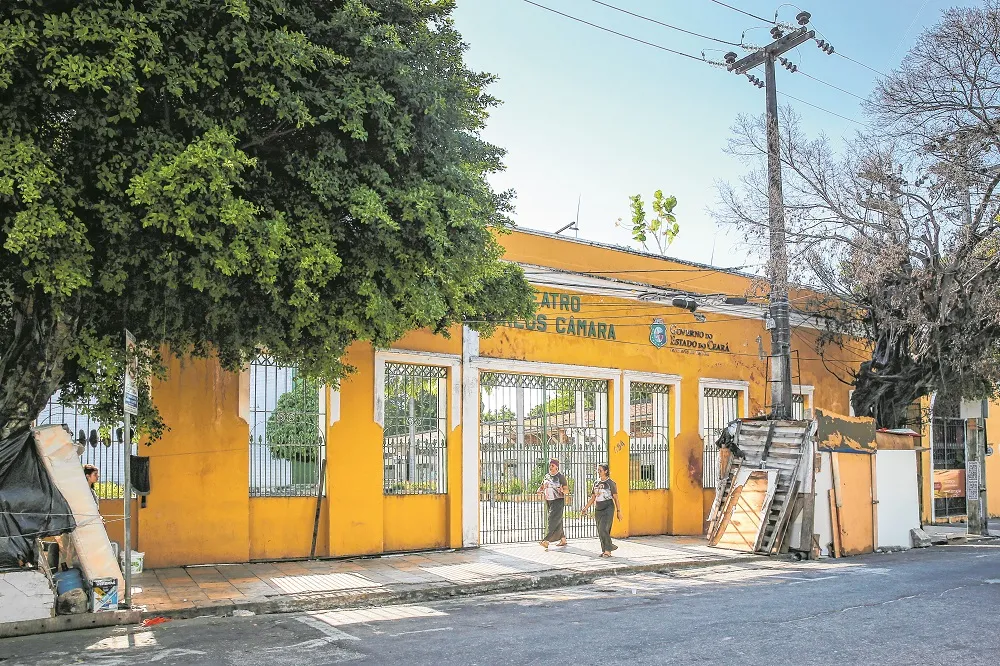 Teatro Carlos Câmara, que está sem programação e com frente ocupada por moradores em situação de rua
