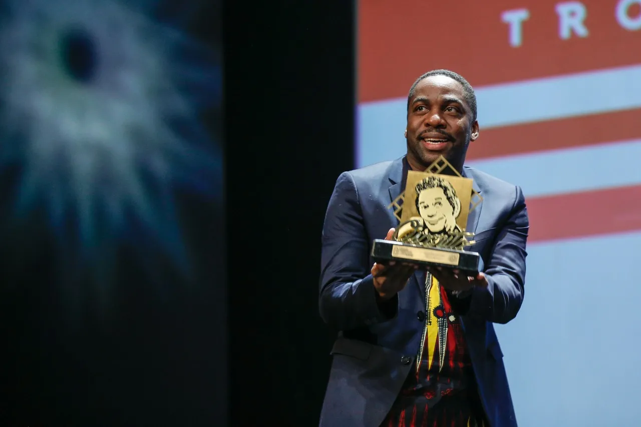 Lázaro com o troféu Oscarito, no Festival de Cinema de Gramado 