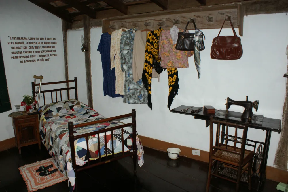 O quarto de Cora Coralina conserva os detalhes íntimos da poeta