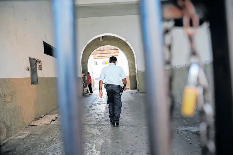 Imagem da notícia: PM preso por extorsão já é réu por homicídio e agressão a policial