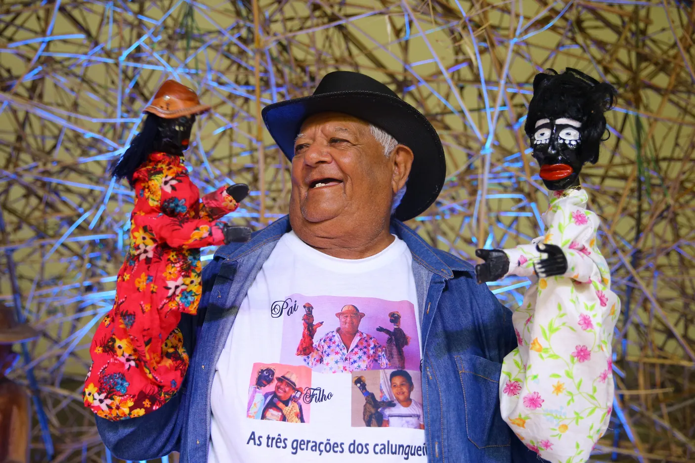 Gilberto Calungueiro confunde a própria vida com a do boneco Baltazar (à esquerda), que construiu há mais de seis décadas. Sua força está no riso 