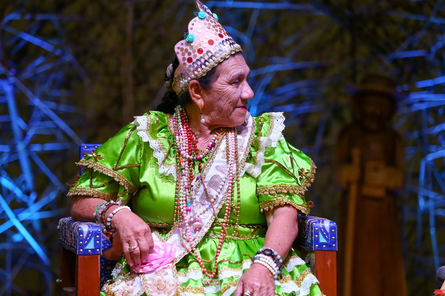 A indumentária da mestra dramista Ana Maria fala por ela antes da mesma cantar e dançar qualquer drama