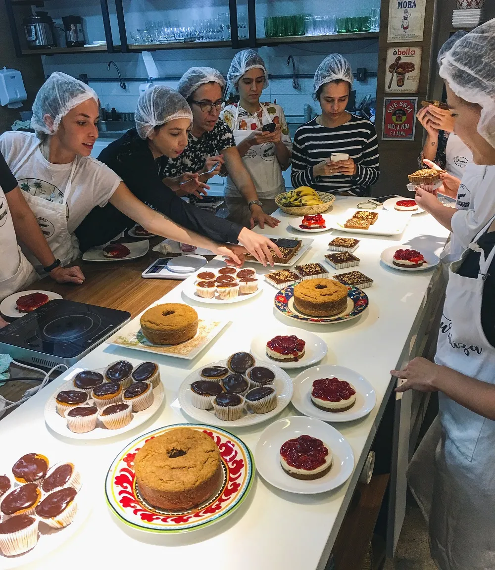 Nas vivências, os participantes aprendem a cozinhar os pratos que são servidos. Na foto, oficina de confeitaria vegana