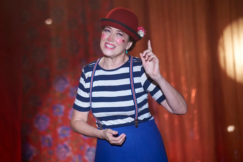 No longa, a atriz vive uma mulher solteira e prometida a um santo, que vê, na chegada do circo à cidade, a chance de viver o amor verdadeiro 