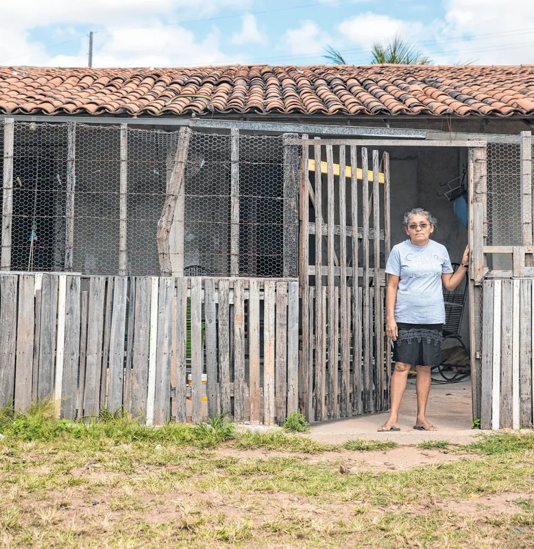 Numa comunidade que já não tem forças para buscar os direitos, Maria Roseli, 49, assume a tarefa por todos. A costureira, que faz vezes de líder comunitária, ajudou a construir as habitações que, hoje, sucumbem à falta de estrutura. Já viu a própria casa virar piscina, na quadra chuvosa de 2019. Mas tudo o que quer agora 