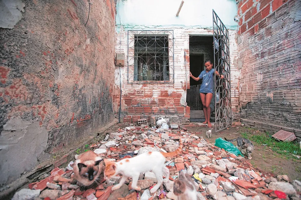 O banheiro de casa está inutilizado, inundado pela água podre da fossa. O quintal também, 