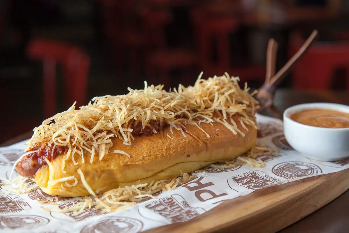 Meatpacking NY Prime Burger: o Classic Dog com salsicha bovina.