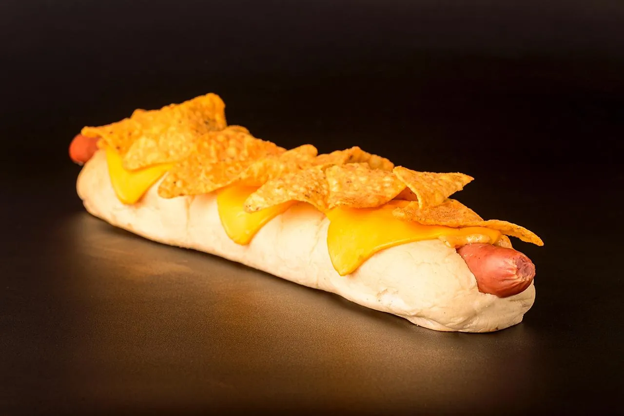 Cachorro-quente mexicano é a pegada do Barney's com molho chipotle e doritos.