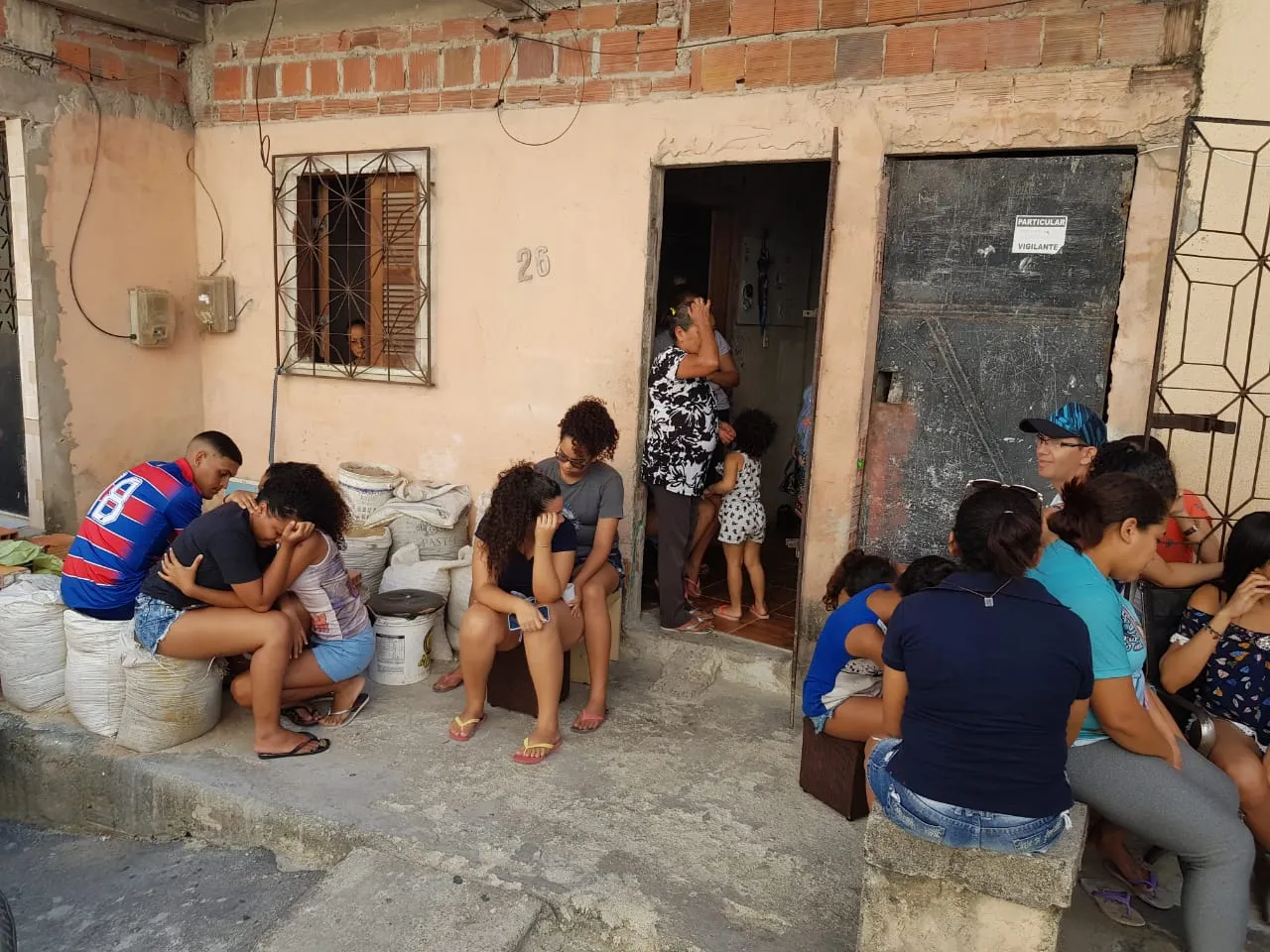 Os pais receberam o alento do restante da família e de vizinhos e amigos que se reuniram na casa da vítima na tarde deste sábado