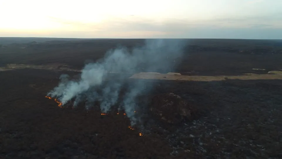Incêndio na zona rural de Parambu dura já cinco dias e deve durar mais dois dias