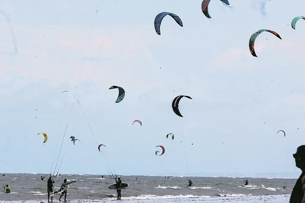 Além de mobilizar praticantes de kite, a celebração da modalidade tem um ar especial este ano, trazendo em pauta a importância da educação ambiental e limpeza das zonas costeiras