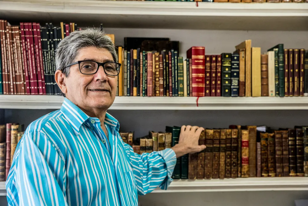 Bibliófilo José Augusto Bezerra organizou a obra juntamente à brasiliana Ingrid Schwamborn
