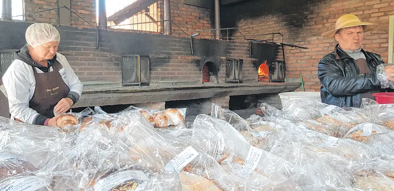 De longe, o cheiro dos pães caseiros assados no forno chamam o turista. De preços acessíveis, recomendamos o pão de linguiça, feito na hora 
